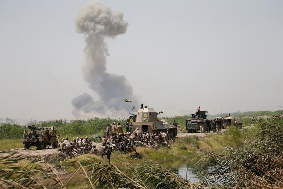  Chảo lửa Fallujah, tỉnh Anbar của Iraq đang trở thành một chiến trường nóng bỏng, nơi lực lượng quân đội Iraq (được liên quân quốc tế do Mỹ dẫn đầu hỗ trợ) đang nỗ lực giành từng cứ điểm để đánh bật phiến quân IS, qua đó hoàn toàn giải phóng tỉnh Anbar. Ảnh: Khói bốc lên từ các cuộc giao chiến gần Fallujah.